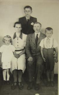 Family Polášková in 1944 - his parents Alois and Agnes Václav children, Jaromir and Anna
