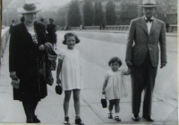 Klimová Helena - s rodinou na Jiráskově most