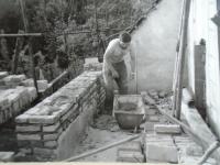 14 - Pavel Vořech při rekonstrukci domu