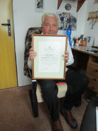 Josef Sedoník holding the Award of the Mayor of the City of Příbor