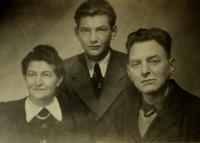 The witness with his parents in Dömitz an der Elbe in 1947