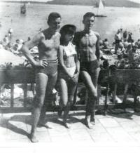 Ivan Chadima se sestrou Karlou a otcem Vilémem (Máchovo jezero, 1961/1962)