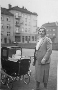 Věra with her mother - 1932