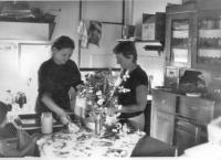 Roza Hodosan and Ottilia Solt in the kitchen (Őriszentpéter, 1984)
