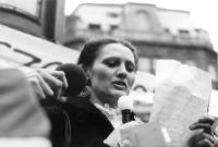 Hodosán Róza, 1988. március 15-én a Batthyány-örökmécsesnél olvassa fel a reggel letartóztatott Demszky Gábor beszédét