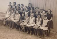 V měšťanské škole ve Vranově Lhotě v roce 1941. Anna Schreiberová v brýlých třetí zleva, horní řada