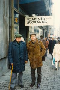 Vladimír Suchánek s tatínkem na výstavě ve Spálené ulici (Praha, 1985)