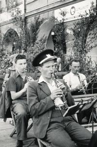 Vladimír Suchánek s dechovkou (1. vlevo, bez čepice; Nové Město nad Metují, 1950)