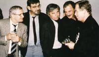 Zleva: Jiří Suchý, (?), Vladimír Suchánek, Jiří Novotný, Václav Havel (říjen 1991)