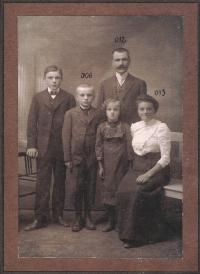 Pradědeček s rodinou, rok 1914