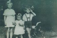 Jan Urban with his sisters in 1956