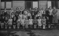 1938 - 2.třída obecné školy v Plzni v Jungmannově ulici, ze sedmi židovských dívek přežila jediná, Eva Sachselová nejvyšší uprostřed