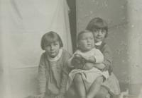 16.ledna 1932 - Eva na klíně Hany, s dcerou Junkových (přátelé rodiny, u kterých po válce v Plzni nějaký čas bydlely)