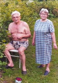 Marie a Ludvík Vaculíkovi na zahradě v Dobřichovicích (2006)