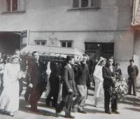 Pohřeb  Jana Jiraucha vycházejíci 11. května 1945 z domu Schreiberů ve Vranové Lhotě