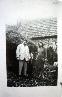 Slavo Kalny with parents in Veľké Rovné, 1931