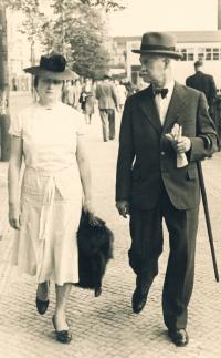 Marie a Jan Sonnevendovi na nábřeží u Mánesa