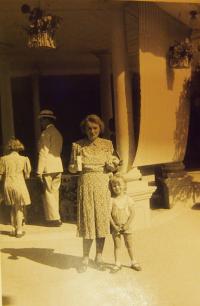 With mother in Luhačovice, 1940