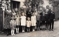 Sunday school in Mnichovice u Prahy - Vladimír Kalus second from the left - 1940