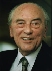 Ludvík Armbruster, fotografie z jeho přednášky ve Faustově domě, Praha, cca 2000