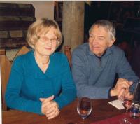 Pamětnice s manželem před domem, Praha 4, 2000