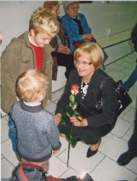 Zdeňka at the exhibition opening of her husband Jaroslav, with her grandchildren, Prague 2009