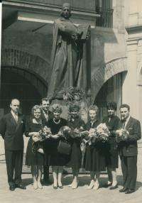 Zdeňka (třetí zleva) se spolužáky, promoce, Praha 1962