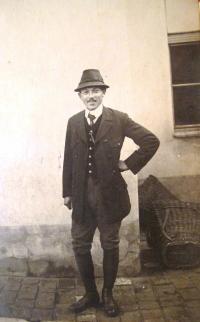  Cousin mothers employed at the High Chlumec as grooms. 1920