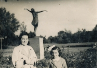 Marie and Bibiana, Warsaw, 1942
