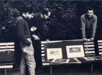 Hamera (vlevo) s Vladimírem Boudníkem a Vladislavem Merhautem na Karlově náměstí, před 1968
