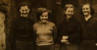 Pamětnice (druhá zprava) a její spolužačky před vstupními dveřmi školy v Dolní Rotavě, 1954