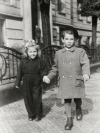 Olga a její bratr Slávek v 50.letech