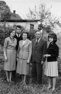 Rodina Vackova (zleva sestra Marie, Václav, matka, otec, sestra Lenka) - padesátá léta