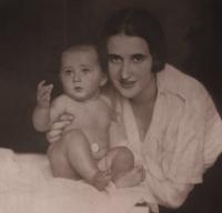 Maminka s bratrem, 1922