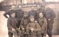Otec (horní řada, druhý zprava) v ruském zajetí. 1917