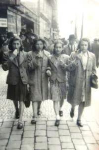  S kamarádkami z Jugendalia v Praze. Eva první zleva, 1940