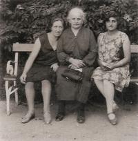 Mother Blanka, grandmother Janka and their friend
