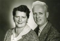 Lidmilini rodiče v době maminčiných padesátin, 1964