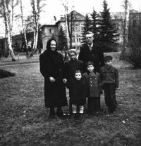 Lidmila s rodiči a sourozenci, konec 40. let
