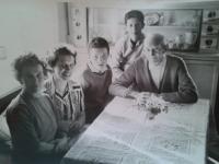 Emílie Reinišová se svým mužem, syny a maminkou Marií (vlevo)