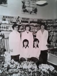 Emílie Reinišová in the shop with her co-workers
