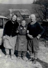 Rodiče s babičkou Annou Manišovou