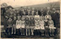 Školní fotografie z Liptálu, Věra označena ve spodní řadě druhá zleva