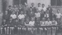 Miloš Trapl na základní škole v Brně v roce 1945 (sedící čtvrtý zleva)