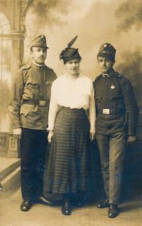 Rodina Spitzova, 1918. Zleva Albert, Josefa, Arnošt.
