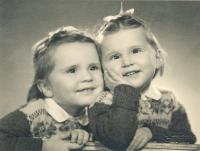 Helena Medková (vpravo) se sestrou