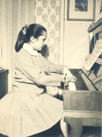 Helena Medková u klavíru