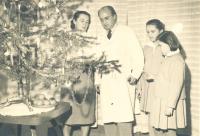 Helena Medková s rodiči a sestrou u vánočního stromečku