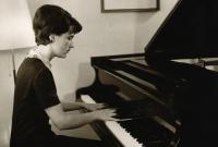 Helena Medková u klavíru