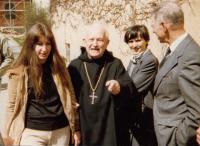 Setkání čs. emigrantů v benediktinském klášteře (zleva: Dagmar Vokatá, Anastáz Opasek, Helena Medková, Ivan Medek; Rohr, 1983)